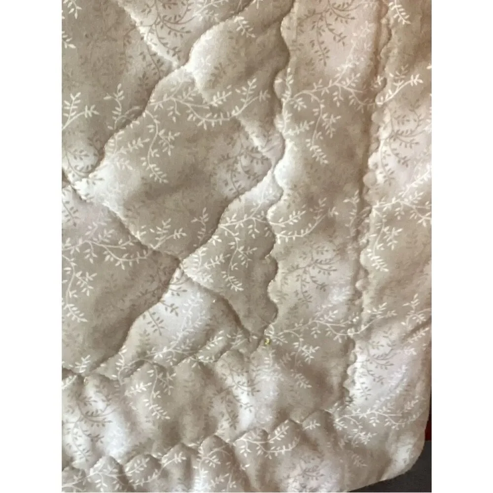 NWT. Hand Crafted Honey Bees Quilt